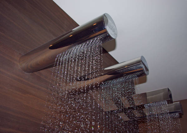 Gessi Segni Tondo Kopfbrause ragt wie ein Rohr aus der Wand, art. 32870.238, mit Privatewellness Armaturen kombinierbar