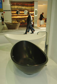 Lavasca Mini in schwarz und dahinter die Lavasca Badewanne freist. 2000x1100mm wei� matt, art. LVTR OPC