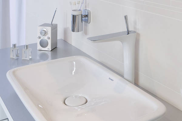 PuraVida, Hansgrohe & Duravit, Neuheit ISH 2009, hoher Waschtischmischer (Highriser) in Dualfinish wei�/chrom, PuraVida Aufsatzbecken 700x420mm, art. 037070, Farbe wei�